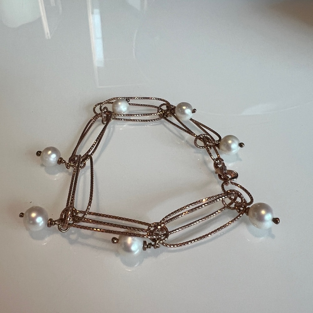 Pearl bracelet with modern twist